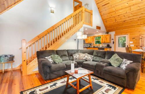 Amazing Creek View Cabin w/ Hot Tub, Firepit & Pool Table - Foto 32