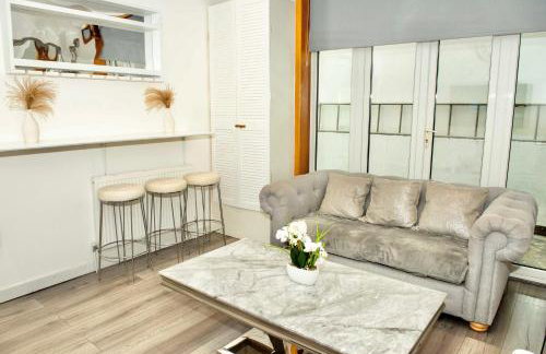 Ground Floor 2 Bedroom Apartment Southsea - Free Parking - Foto 1