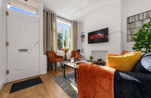 Metrolink Steps Away • Fast City & Airport Links - Foto 3