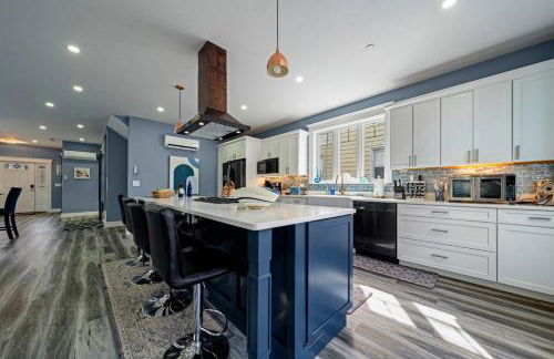 Luxe Coastal Retreat with Hot Tub & Spring Fires - Foto 14