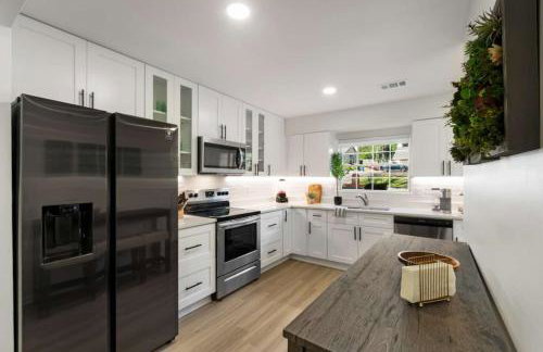 Stroll to Downtown Alpharetta AND Avalon Shops - Foto 8