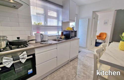 Stunning, clean, free parking home, ideal long stays - Foto 29