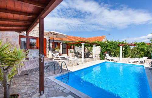 Countryside Family Villa with Private Pool - Photo 4