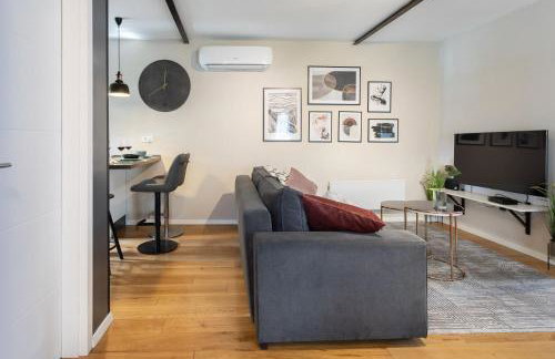 Stylish Urban Oasis - Design 2BR Apartment with Parking - Photo 9