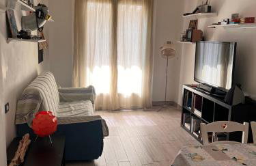 Grand F2 60mq centre Antibes, proche plages, commerces, 2 balcons, parking, train, bus, deco vintage, pet friendly - Foto 1