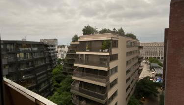 Check Point Charlie Luxury Apartment with Balcony - Photo 5