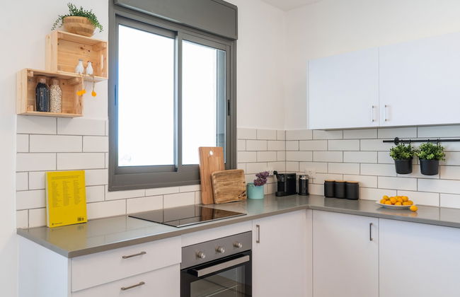 Stylish Seaside Escape with Balcony by Sea N' Rent - Foto 19