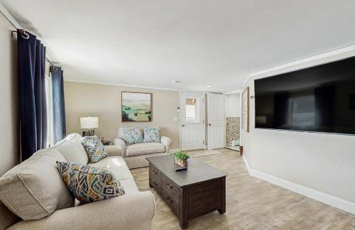 Close to Lake George! Couples Retreat with Pool - Foto 2