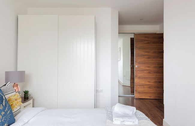 Sophisticated 2 Bed Flat with Balcony in Acton - Foto 5