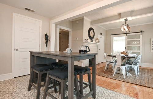 The Bulldog Farmhouse - 100 year old home - Foto 9