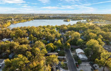 Stylish Home with Firepit Balcony Steps from Austin’s Best Near Rainey St Lady Bird Lake Downtown The Ashlee by AvantStay - Foto 49