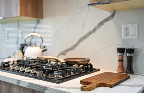 Cozy Modern Home w Full Kitchen & Parking - Foto 20