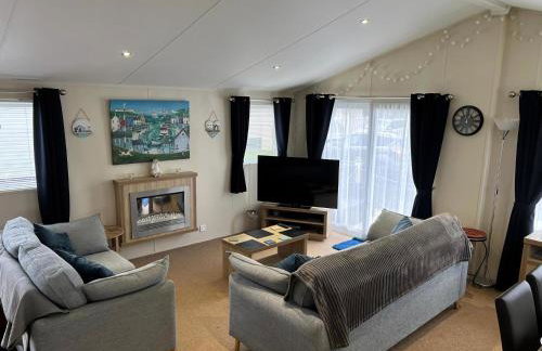 Stunning Lodge Boasting Large Decking Area At California Cliffs Ref 50008L - Foto 8