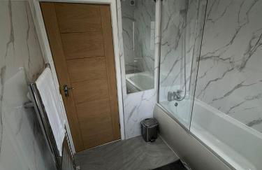 Luxury 2 Bed Apartment, Sleeps 6 with Sofa bed, Close to Sale Town & Tram Station - Photo 15