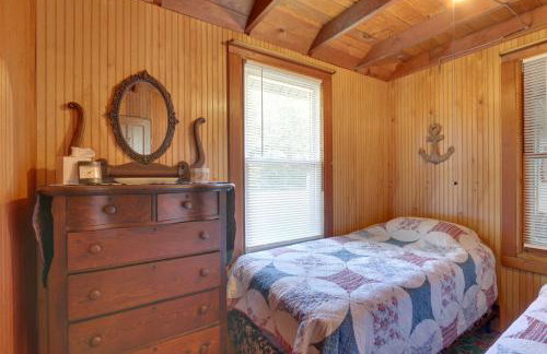 Grandmas Cottage with Sunroom Walk to Beach - Foto 21