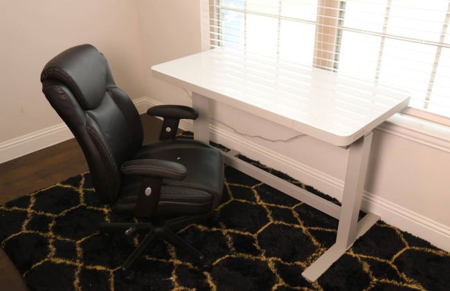 Spacious Home w Putting Green -for Extended Stays - Photo 13