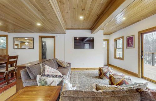 Less Than 1 Mi to Lake George! Family Retreat with Deck - Foto 7