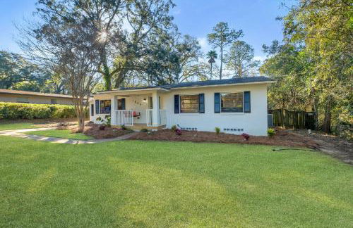 Spacious 4BD - Central Stay with Backyard & Games - Foto 36