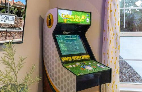 Neon Vibes Outdoor TV Hot Tub Arcade Room - Foto 12