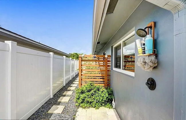 Beach Bliss 10 Mins to Waves 3BR Oasis With Pool - Foto 23