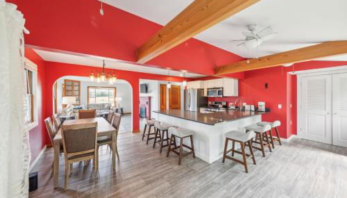 Stowe Retreat Mountain Views & Fenced Backyard by RedAwning - Foto 2