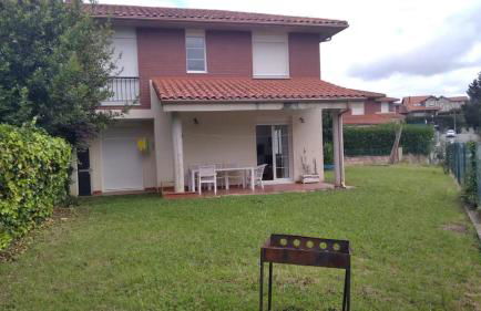 Chalet adosado con amplio jardín - Foto 10