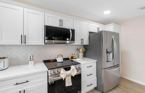 Brand New Saltwater Pool! - Waterfront Canal - Luxury Home - Foto 16