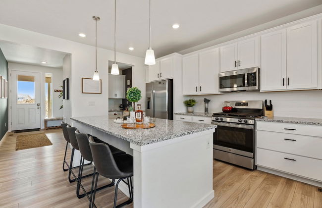 New Build W/ Great Backyard & Lake Access! - Foto 16