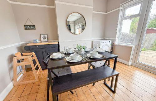 Spacious 3BDR House in New Malden with FREE Parking and Garden near Kingston upon Thames, Wimbledon & Raynes Park by NourNest Apartments - Foto 3