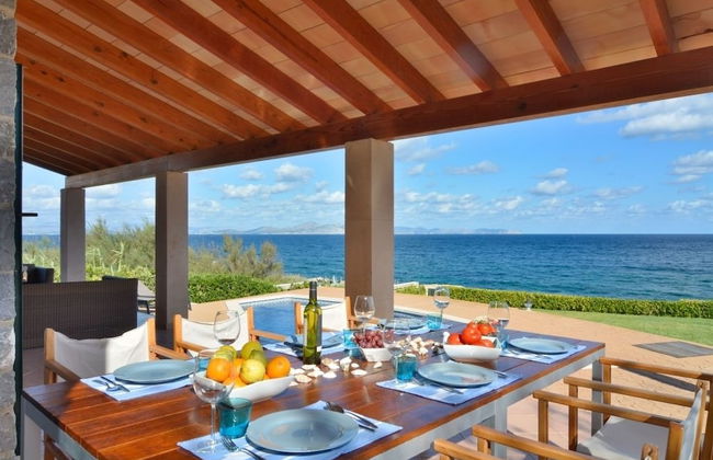 Luxurious Sea Front Villa in Mallorca - Photo 16