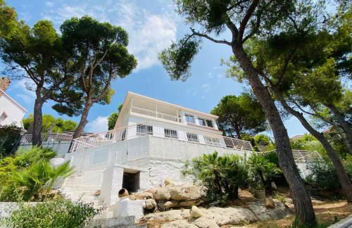 Preciosa Villa rodeada de pinos con vistas al mar - ServHouse - Photo 1