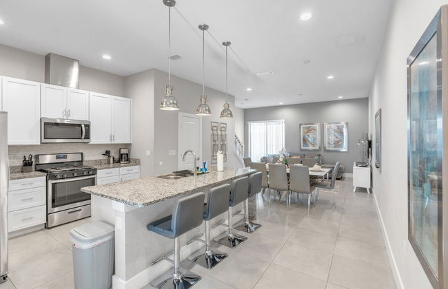 Elegant Townhome Near Disney â Private Suites! 4 Bedroom Townhouse by RedAwning - Photo 11