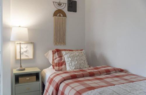 Hot Tub - Game Room - Chic & Spacious - Sleeps 10 - Foto 30