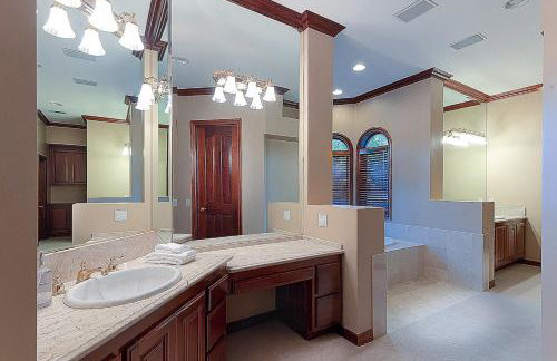 The Oaktree Estate by Fieldtrip - 7 Acre Private Resort with Lake Pool Vineyard - Foto 37