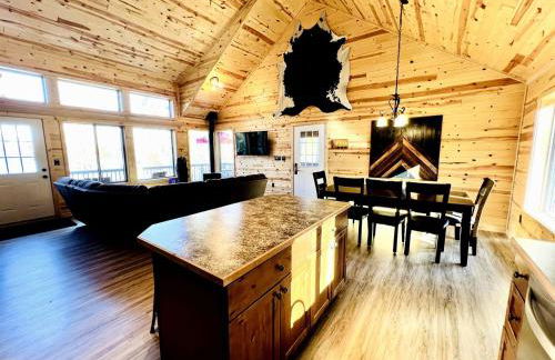 Outstanding Retreat with Dock, Game Space and Lake Views in Wisconsin - Foto 54