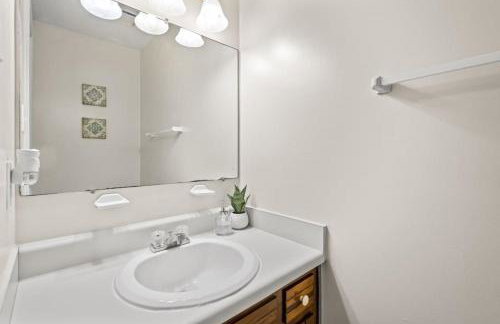 Prime Location 2 BR Oasis with Washer and Dryer - Foto 20