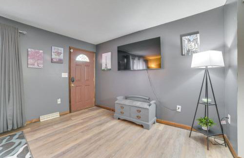 Cozy Houghton Lake Home with Fire Pit and Porch - Foto 7