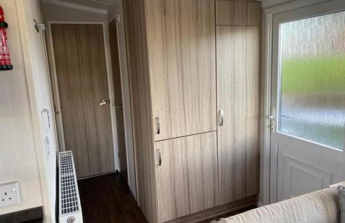 Experience Coastal Bliss in Our Modern 2019 Sea Viev 2 Bedroom static caravan at Clarach Bay Holiday Village! - Foto 11