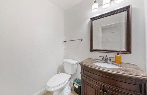 Charming 3BR - Prime Northwood Location - Foto 29