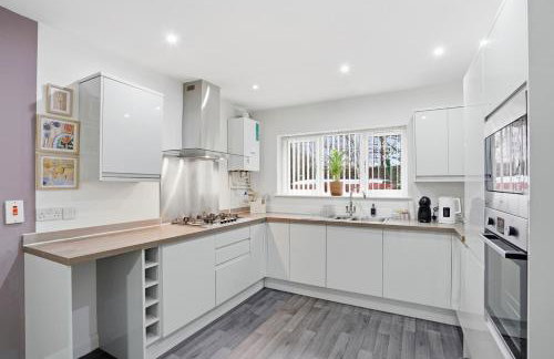 Spacious Ensuite Home near M6 with Driveway Parking - Foto 10