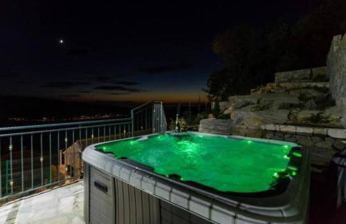 Breathtaking Scenic Villa with Pool - Photo 20