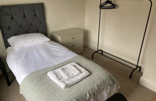 Large 4 bed detached house with parking - Foto 44