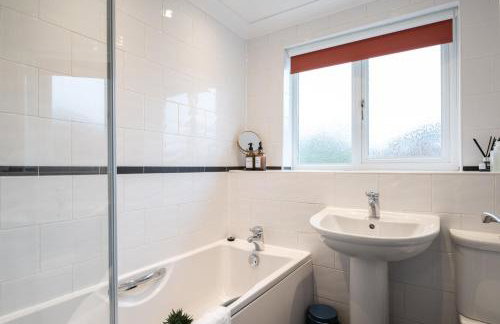 Award Winning Beautiful House in South Cambridge, 14-Min Drive to the City Centre, Free Parking, No Sofabeds, Sleeps 6 - Photo 26