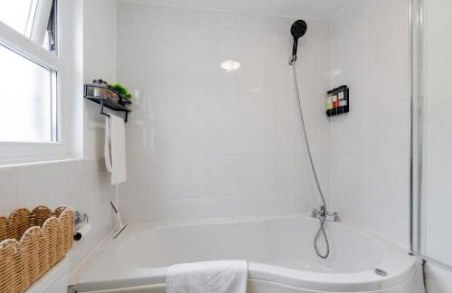 Newly Renovated 4BR House with lots of amenities - Foto 36