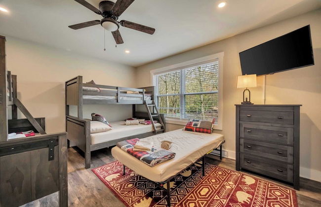 Bear Creek Bliss by Avantstay Sleeps 16 + Game Room, Deck, Fire Pit! - Foto 27