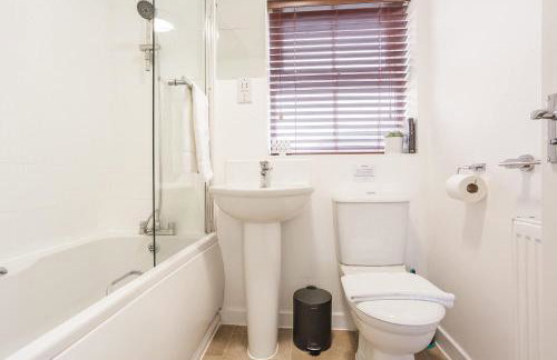 Comfortable 4 Bed Modern Townhouse with Parking - Foto 28