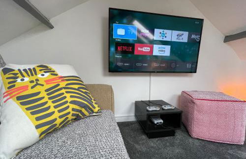 Cheerful 2 Bedroom Townhouse with Cinema Loft - Foto 33