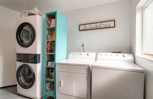 1 Mi to Dtwn Coos Bay Sleek Apt with Deck and Views! - Foto 22