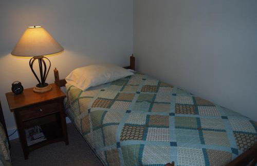 The Cute & Cozy - Lower Apt - Great Location! - Photo 34