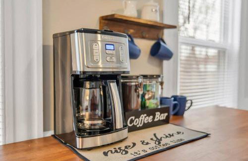 Classic West Hartford Center Apartment - Foto 24